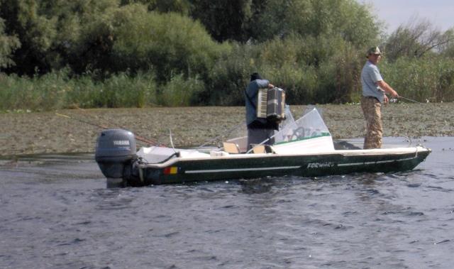 Prin Delta Dunarii - si daca muzica nu e ... nici pescuitul nu merge 